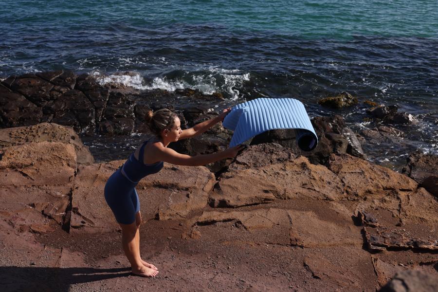 Elodie déroule son tapis sur les rochers