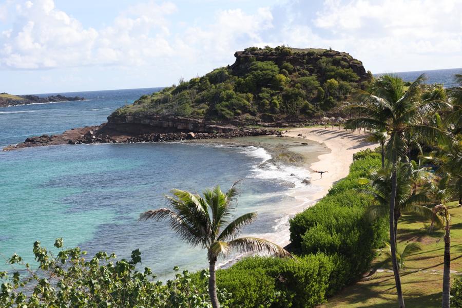 Plage et pointe rocheuse à Saint-Barthélemy