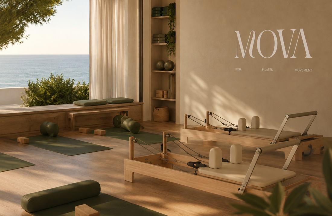 Machines de Pilates Reformer dans un studio lumineux