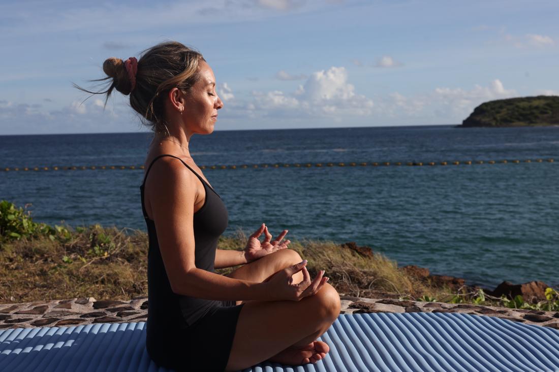 Elodie en méditation face à l'océan